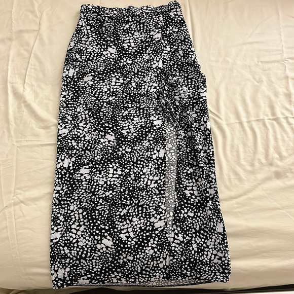 ASOS bow detail midi skirt with thigh split in mono smudge print - Picture 4 of 7